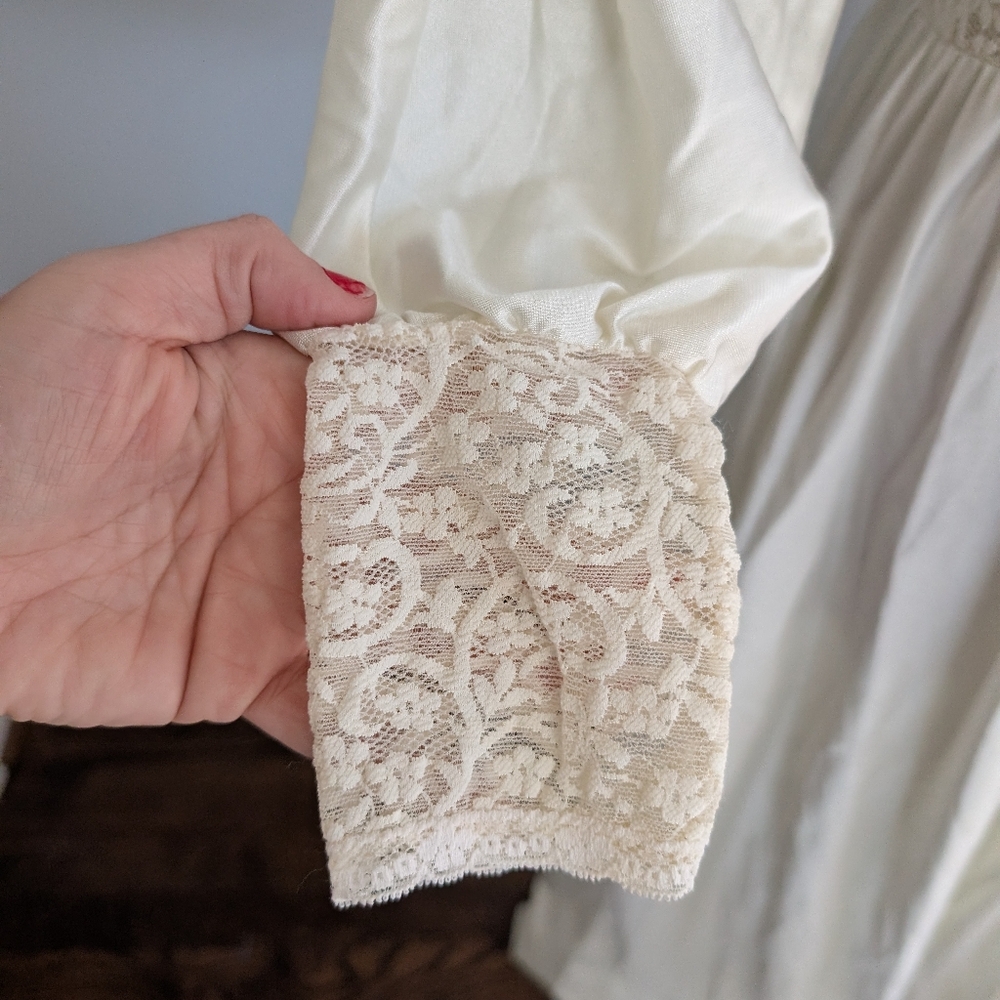 Vintage Women's Vasserte Cream Lace Flowy Slip Medium Flawed Stains - Picture 8 of 11